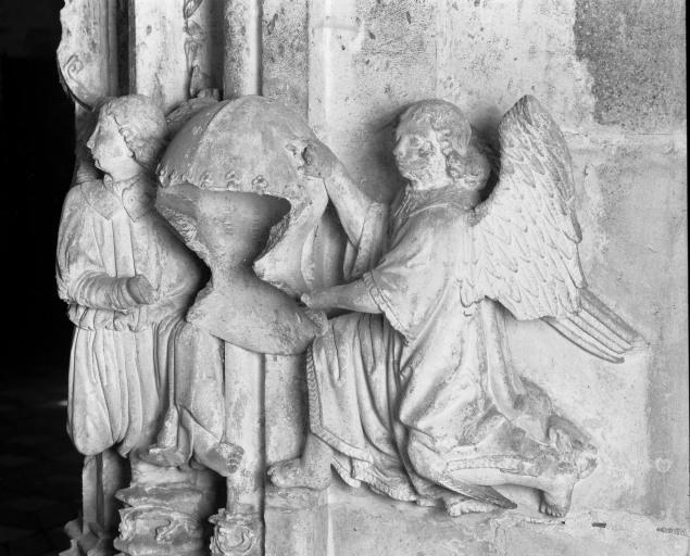 Anges tenant la barbute.