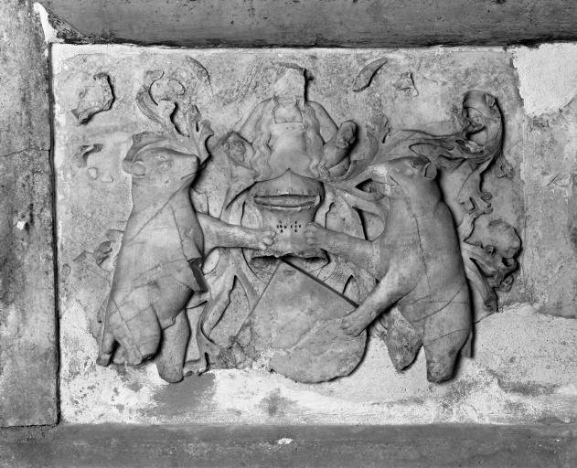 Sarcophage, détail du relief gauche.