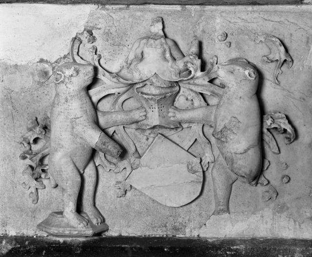 Sarcophage, détail du relief droit.