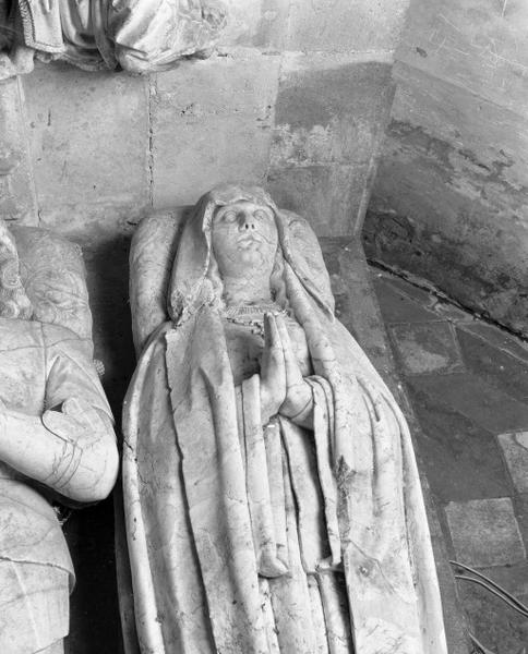 Gisant de Jeanne de Vienne à mi-corps.