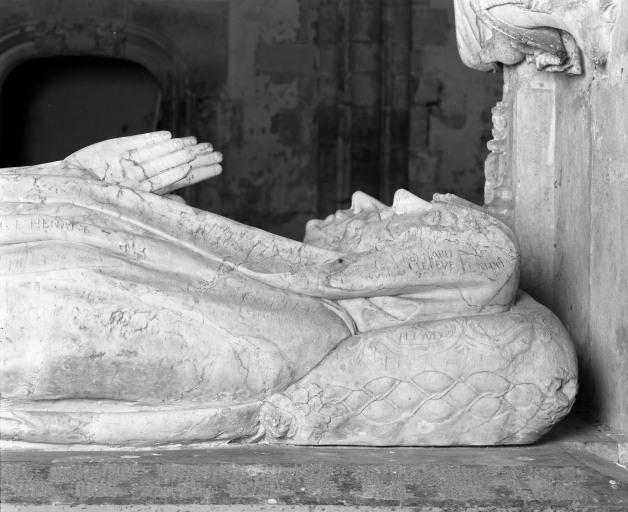Détail des gisants de profil.