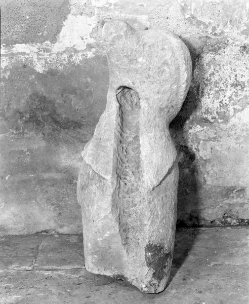 Gargouille en forme de personnage déposée dans la nef, revers.