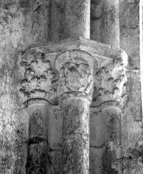 Abside, chapiteau gauche du mur postérieur.