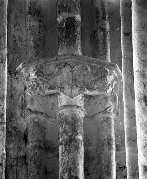 Abside, chapiteau droit du mur postérieur.
