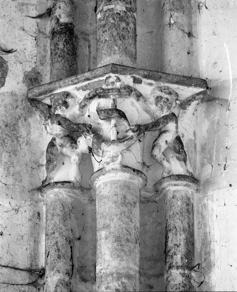 Entre le choeur et l'abside, chapiteau droit.