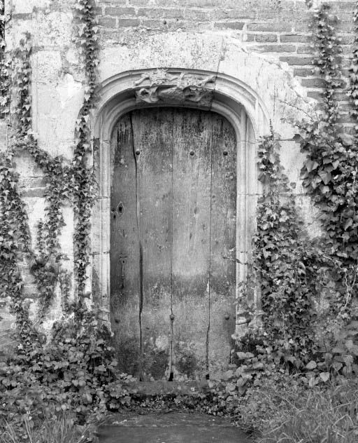 Chapelle de l'ancien château : porte de la chapelle gauche.