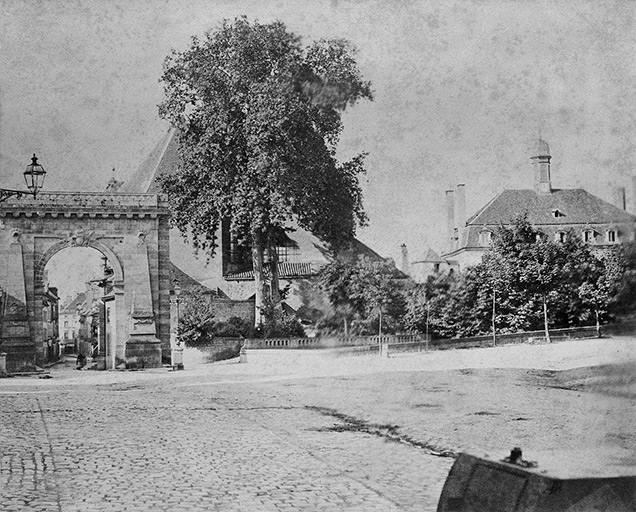 Porte Saint-Nicolas et collège, côté faubourg.  S.d [avant la construction de l'école].