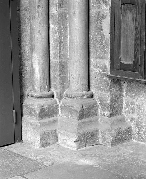 Bases des colonnettes droites du portail latéral droit
