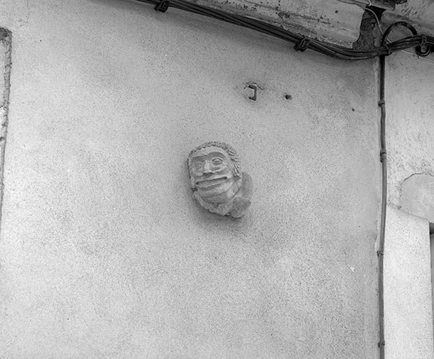 Maison 27 rue des tonneliers, tête médiévale en haut-relief remployée en façade (1)