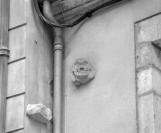 Maison 27 rue des tonneliers, tête médiévale en haut-relief remployée en façade (2)