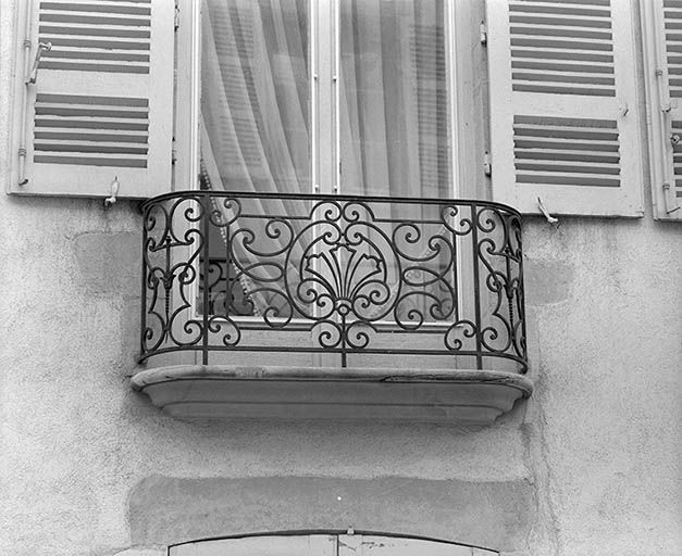 Vue de détail d'un garde-corps de la partie remaniée par Quinard, côté rue des Tonneliers