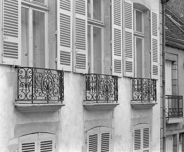 Vue d'ensemble des garde-corps de la partie remaniée par Quinard, côté rue des Tonneliers