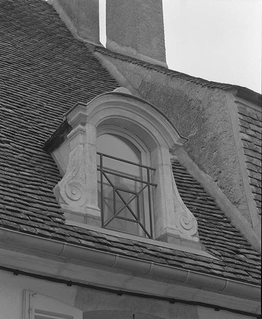 Vue de détail d'une lucarne côté rue des Tonneliers