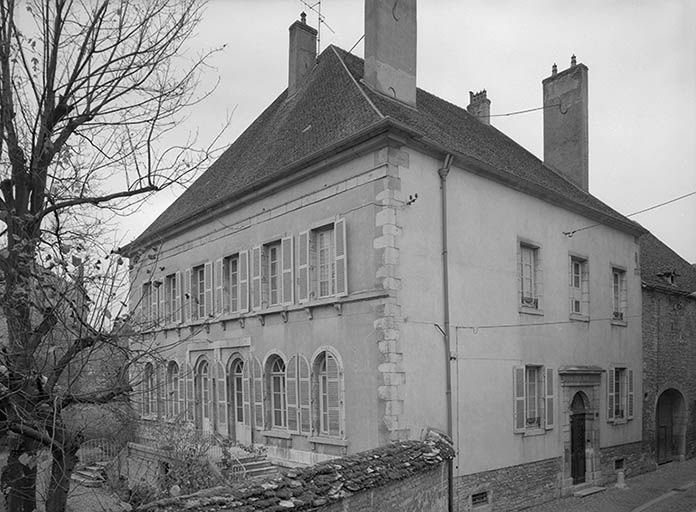 Maison 20 rue Maizière, dont le fond assure l'angle avec l'avenue de la République