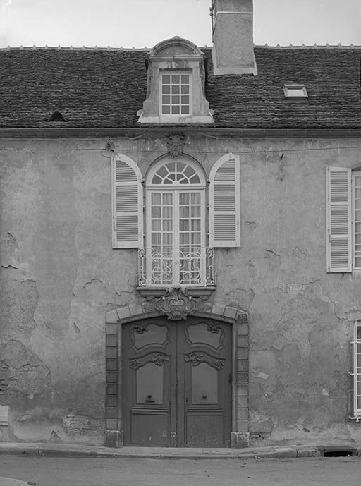 Maison 13 rue Paul Bouchard, ancien hôtel Richard d'Ivry, vue de détail de la façade : la travée centrale