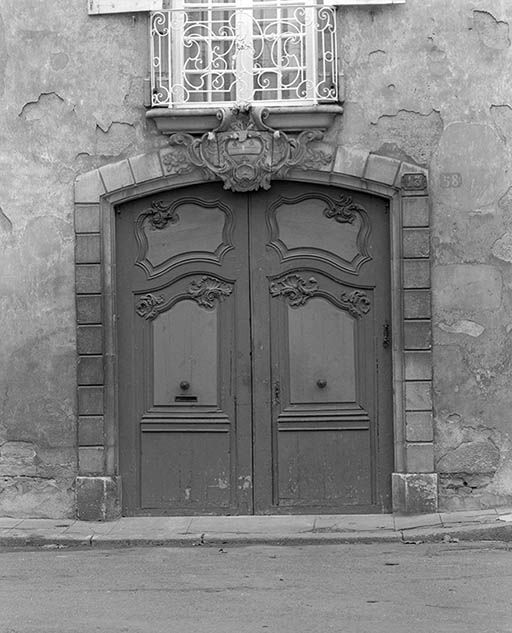 Maison 13 rue Paul Bouchard, ancien hôtel Richard d'Ivry, vue de détail de la façade : le portail du passage sous couvert