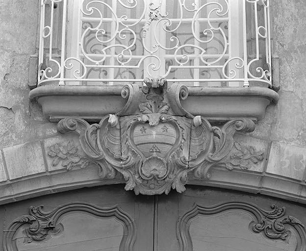 Maison 13 rue Paul Bouchard, ancien hôtel Richard d'Ivry, vue de détail de la façade : les armoiries de la famille (travée centrale)