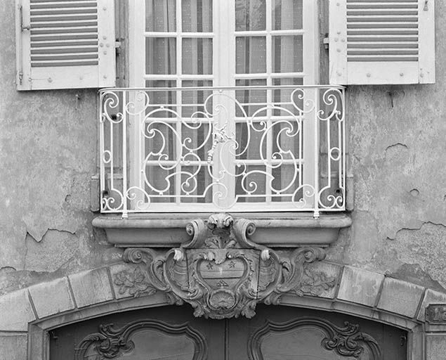 Maison 13 rue Paul Bouchard, ancien hôtel Richard d'Ivry, vue de détail de la façade : les armoiries de la famille (travée centrale)