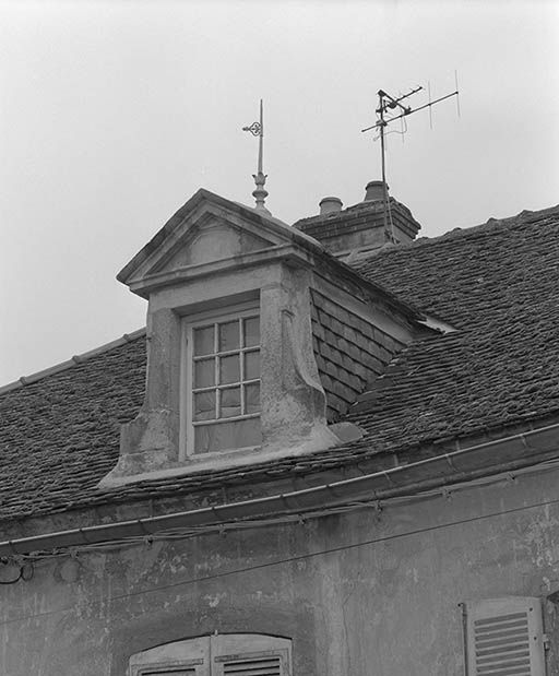 Maison 13 rue Paul Bouchard, ancien hôtel Richard d'Ivry, vue de détail de la façade : lucarne du toit