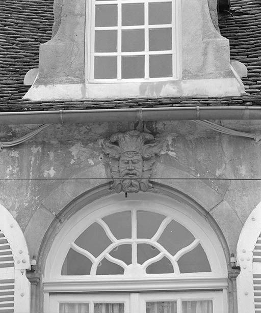 Maison 13 rue Paul Bouchard, ancien hôtel Richard d'Ivry, vue de détail de la façade : ornementation d'un claveau (travée centrale, baie de l'étage)