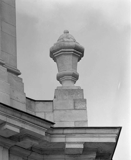 Façade, détail du vase d'amortissement du contrefort droit