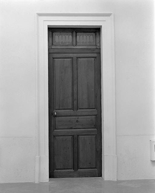 Choeur, porte située sous la tribune sud