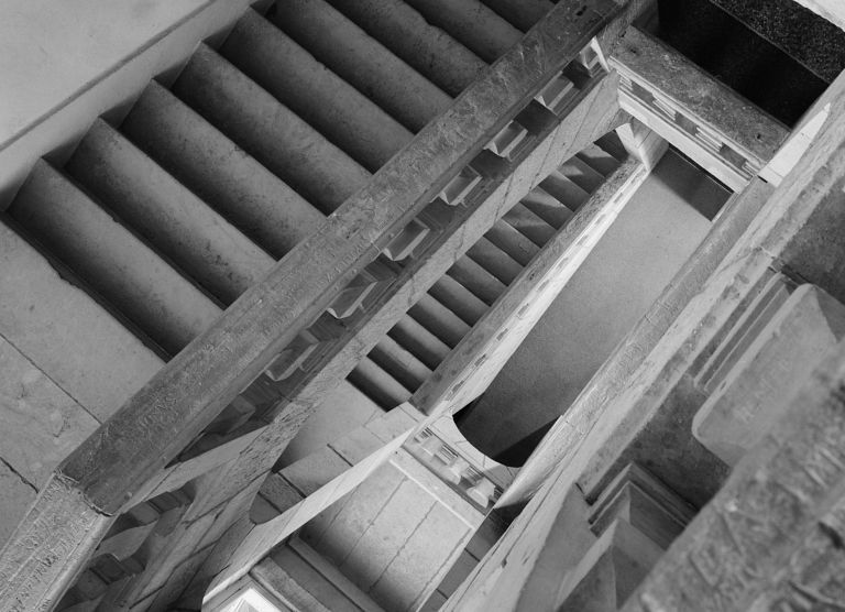 Bâtiment principal : escalier, vue plongeante prise depuis le 2e palier