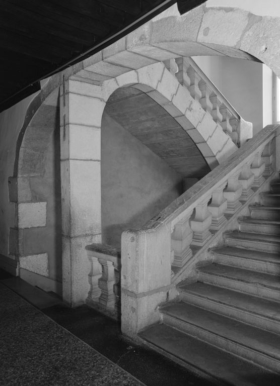 Bâtiment principal : escalier de trois-quarts droit, vue prise depuis le couloir du 1er étage