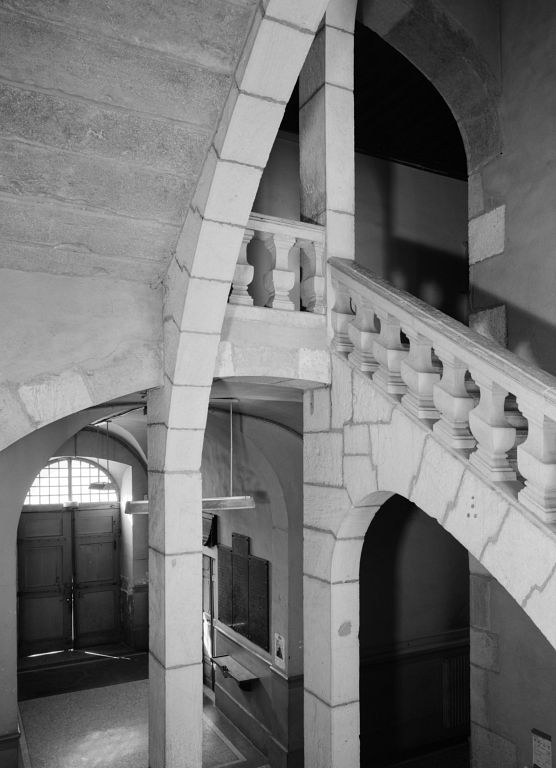 Bâtiment principal : escalier, vestibule et 1er palier, vue prise depuis le 1er repos