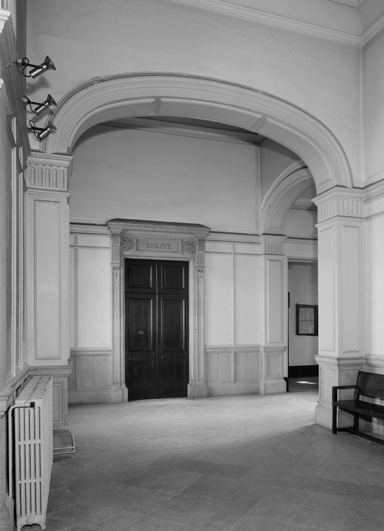 Partie gauche de la salle des pas perdus et amorce du couloir de l'aile gauche