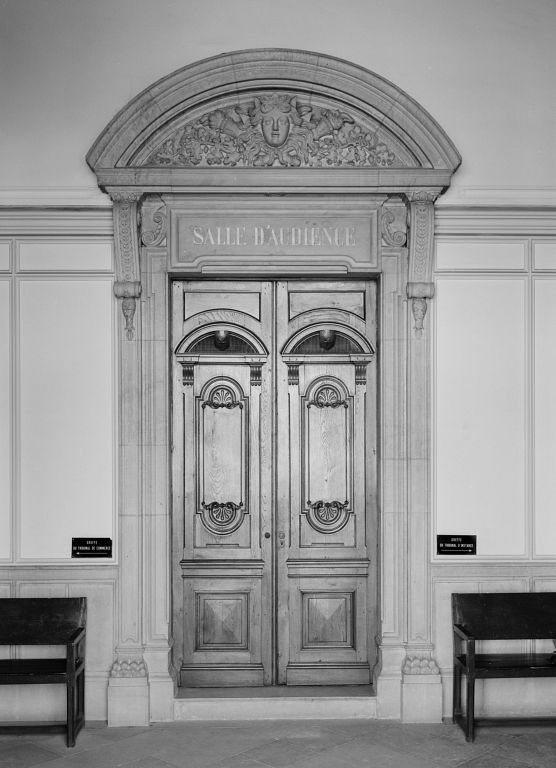 Porte de la salle d'audience, côté salle des pas perdus