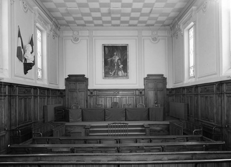 La salle d'audience, vue prise depuis la porte de la salle des pas perdus