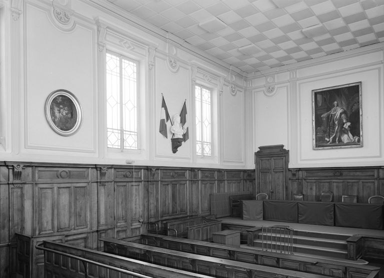 La salle d'audience, vue de trois-quarts