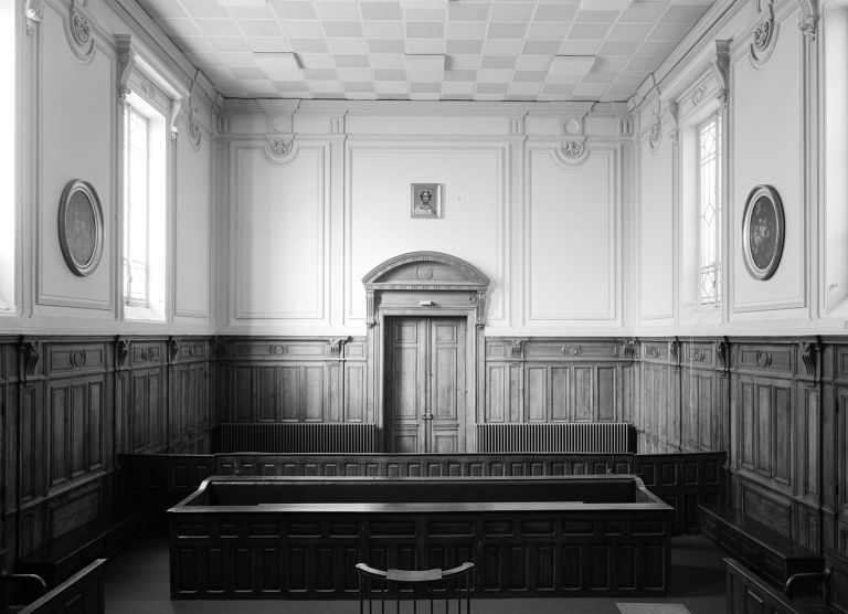 La salle d'audience, vue depuis l'estrade