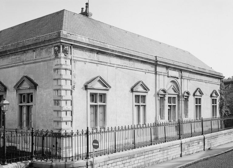 Façade droite (ouest), vue de trois-quarts