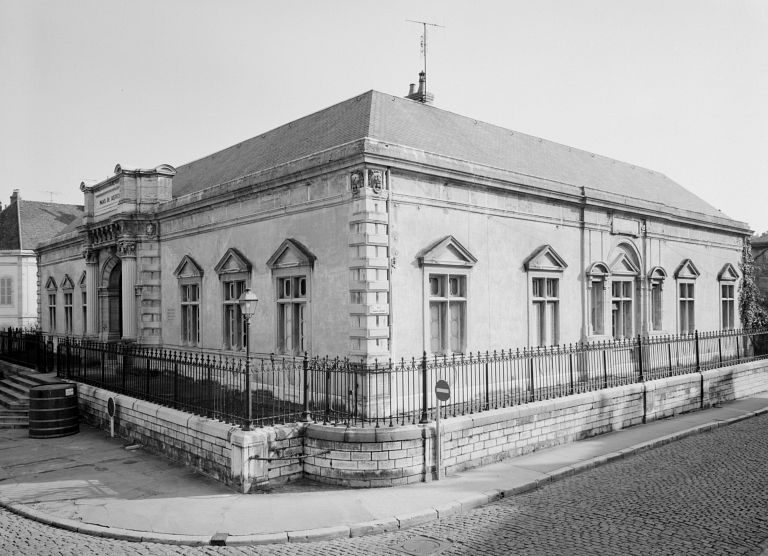 Vue d'ensemble des façades antérieure (nord) et droite (ouest)