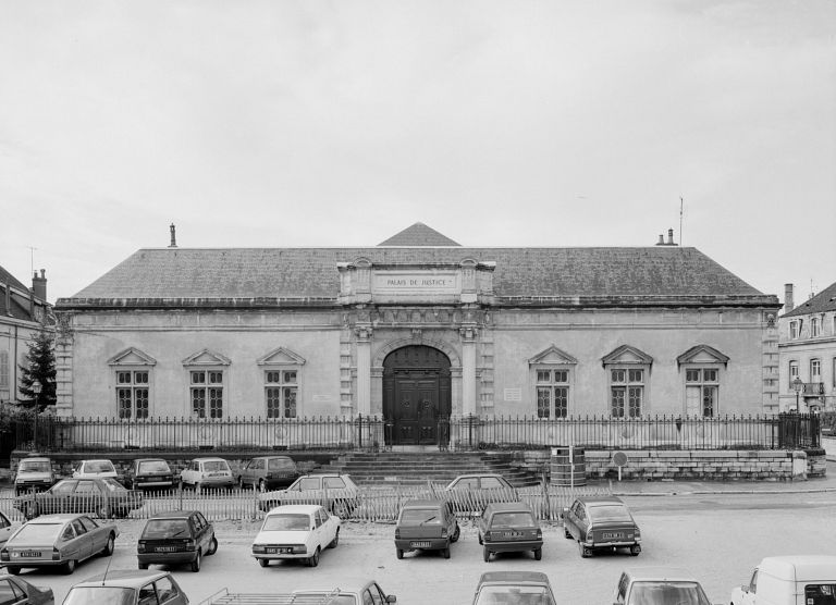 Vue d'ensemble de la façade antérieure