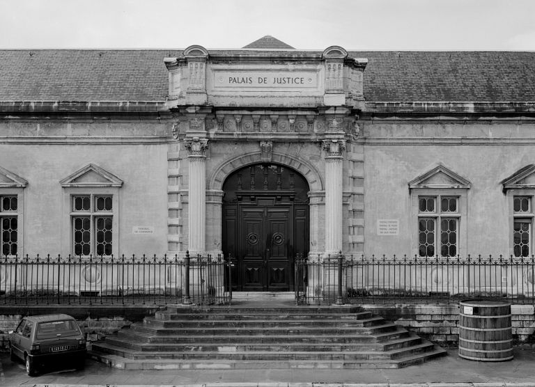 Portail de la façade antérieure