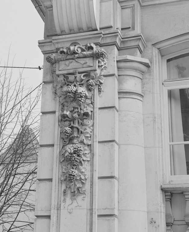 Façade : détail du décor du pilastre gauche