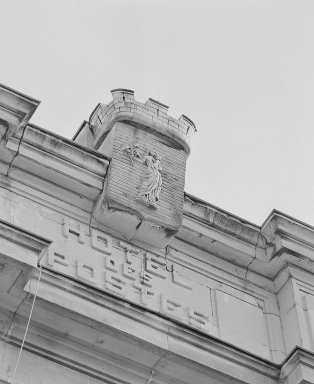 Façade : détail du couronnement