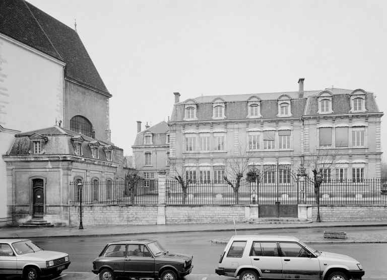 Aile est du bâtiment scolaire, logement du concierge adossé à la chapelle de l'Oratoire et maison du directeur au fond