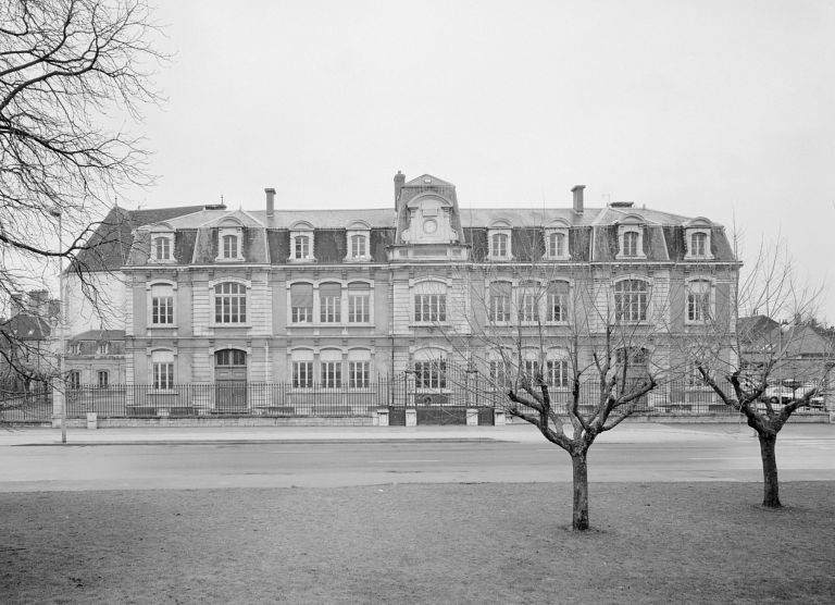 Bâtiment scolaire : façade du corps central