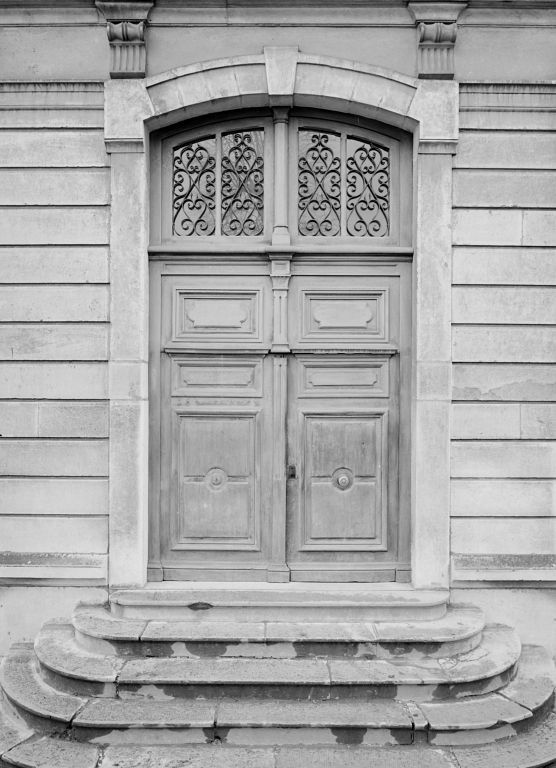 Bâtiment scolaire : détail de la porte gauche de la façade