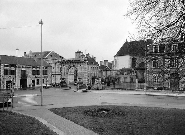 La porte et son environnement, côté faubourg.