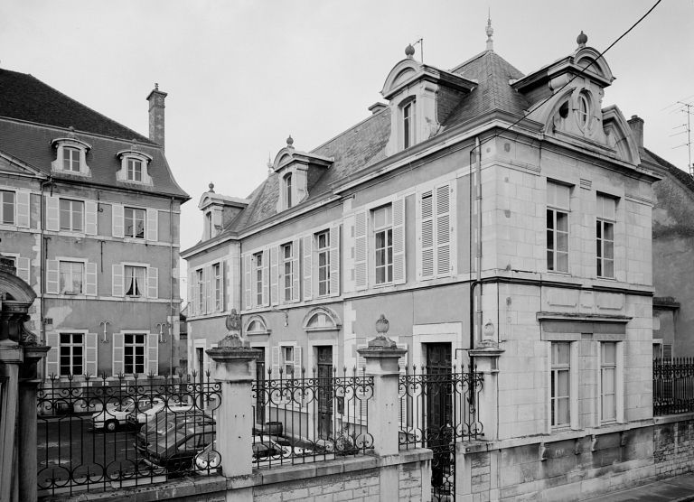 Bâtiment droit, façades sur cour et sur rue