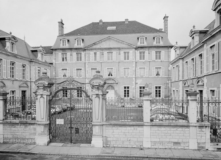 Vue d'ensemble prise de la rue du Collège