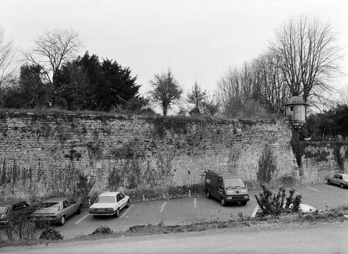 Bastion Sainte-Agathe (ou Sainte-Anne) : parapet sud et échauguette (1988). ; Bastion Sainte-Agathe (ou Sainte-Anne) : parapet sud et échauguette.