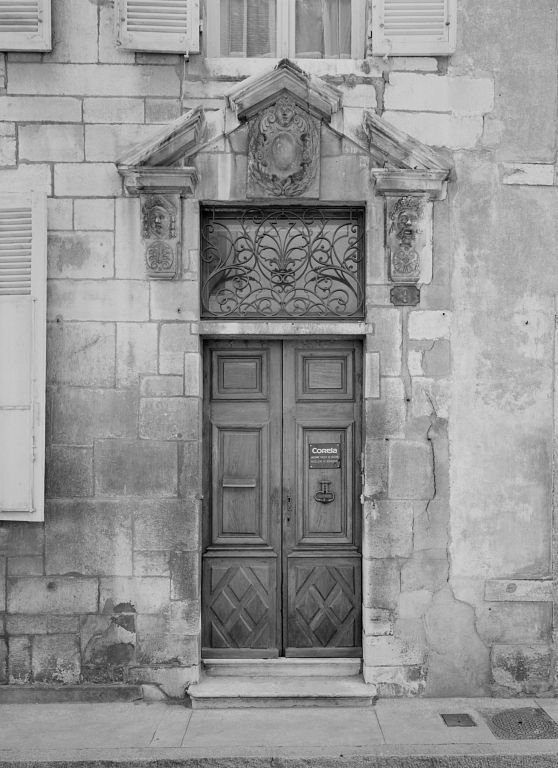 Maison 08 rue Marey, vue de détail de la façade : la porte piétonne