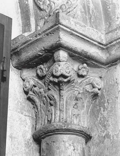Détail : chapiteau droit