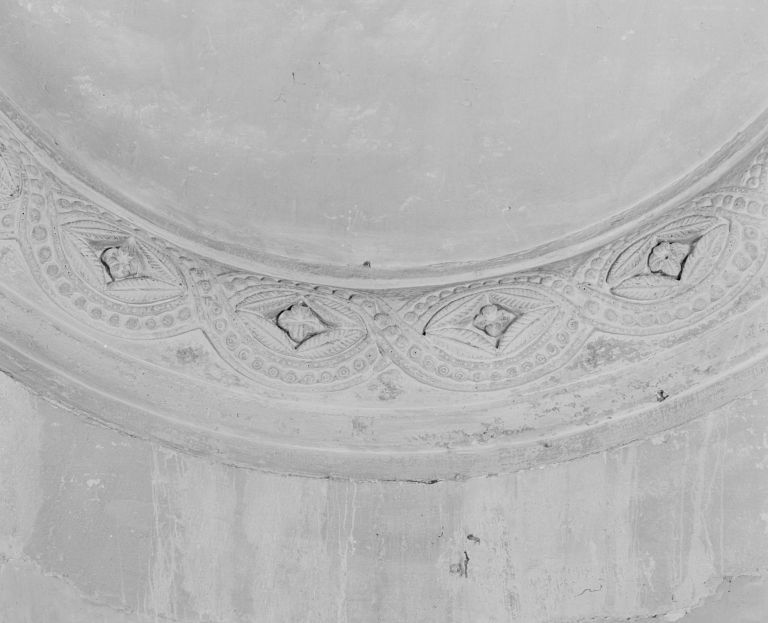 Détail : décor de l'arc du portail latéral gauche
